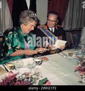 Oktober 1970. Amsterdam, Niederlande. Staatsbesuch von Präsident Tito in den Niederlanden. Die niederländische Regierung bietet Präsident Tito und Frau Gala-Dinner im Amstel Hotel in Amsterdam an; Königin Juliana und Präsident Tito am Tisch Stockfoto
