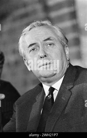 Februar 1963. Den Haag Niederlande. Der britische Premierminister Harold Wilson hielt nach einer Diskussion in den Haag eine Pressekonferenz ab. Stockfoto