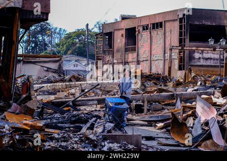 Ishikawa, Japan. Februar 2024. Koji Furuta, 25, verlor seine Eltern und drei Geschwister. Er wurde in den Trümmern begraben und verbrannt. Er wandert auf dem Wajima Morning Market auf der Suche nach Erinnerungen an seine Familie. Das Erdbeben auf der Halbinsel Noto zerstörte das Touristengebiet von Wajima City. Quelle: SOPA Images Limited/Alamy Live News Stockfoto