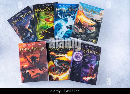 Ein Stapel Bücher über Harry Potter vom Schriftsteller JK Rowling. Sammelbuch. Ukraine, Kiew - 26. Januar 2024 Stockfoto