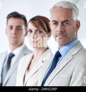 Geschäftsleute, Porträts und selbstbewusste Mitarbeiter im Büro, Zusammenarbeit und Teamarbeit am Arbeitsplatz. Geschäftsmann, Senior Manager und Stolz auf Startup Stockfoto