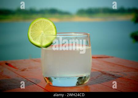 Romantischer Zitronensaft am Ufer des Kaptai Sees Stockfoto