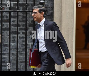 London, England, Großbritannien. Februar 2024. Der britische Premierminister RISHI SUNAK verlässt die Downing Street 10 vor der Fragestunde des Premierministers im Unterhaus. (Kreditbild: © Thomas Krych/ZUMA Press Wire) NUR REDAKTIONELLE VERWENDUNG! Nicht für kommerzielle ZWECKE! Stockfoto