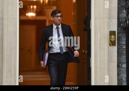 London, England, Großbritannien. Februar 2024. Der britische Premierminister RISHI SUNAK verlässt die Downing Street 10 vor der Fragestunde des Premierministers im Unterhaus. (Kreditbild: © Thomas Krych/ZUMA Press Wire) NUR REDAKTIONELLE VERWENDUNG! Nicht für kommerzielle ZWECKE! Stockfoto