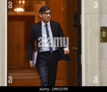 London, England, Großbritannien. Februar 2024. Der britische Premierminister RISHI SUNAK verlässt die Downing Street 10 vor der Fragestunde des Premierministers im Unterhaus. (Kreditbild: © Thomas Krych/ZUMA Press Wire) NUR REDAKTIONELLE VERWENDUNG! Nicht für kommerzielle ZWECKE! Stockfoto