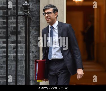 London, England, Großbritannien. Februar 2024. Der britische Premierminister RISHI SUNAK verlässt die Downing Street 10 vor der Fragestunde des Premierministers im Unterhaus. (Kreditbild: © Thomas Krych/ZUMA Press Wire) NUR REDAKTIONELLE VERWENDUNG! Nicht für kommerzielle ZWECKE! Stockfoto