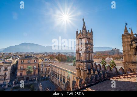 Inmitten der belebten Stadt palermo erhebt sich die majestätische Kathedrale von palermo mit ihren Steintürmen, die zur Sonne reichen und die Landschaft überblicken Stockfoto