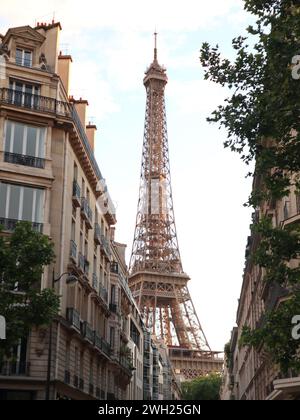Straßenblick auf die Tour Eiffel Paris Frankreich Stockfoto