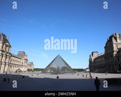 Der Napoleon-Hof und die Pyramide von I. M. Pei im Zentrum des Louvre Paris France Stockfoto