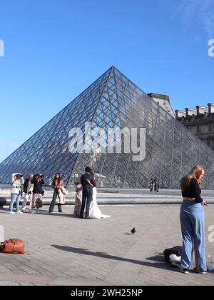 Der Napoleon-Hof und die Pyramide von I. M. Pei im Zentrum des Louvre Paris France Stockfoto