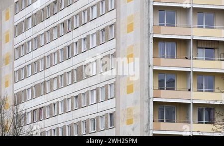 Hoyerswerda, Deutschland. Februar 2024. Blick auf das DDR-Fertiggebäude in der Neustadt der Stadt im Stadtteil Bautzen. Robert Michael/dpa/Alamy Live News Stockfoto