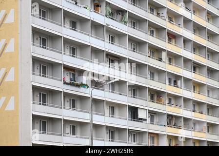 Hoyerswerda, Deutschland. Februar 2024. Blick auf das DDR-Fertiggebäude in der Neustadt der Stadt im Stadtteil Bautzen. Robert Michael/dpa/Alamy Live News Stockfoto