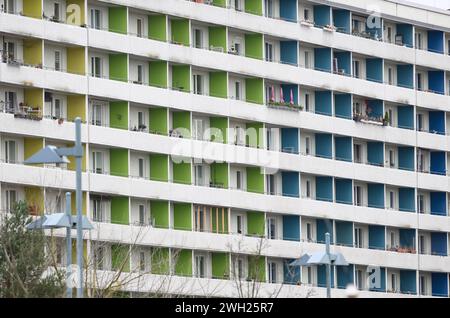 Hoyerswerda, Deutschland. Februar 2024. Blick auf das DDR-Fertiggebäude in der Neustadt der Stadt im Stadtteil Bautzen. Robert Michael/dpa/Alamy Live News Stockfoto