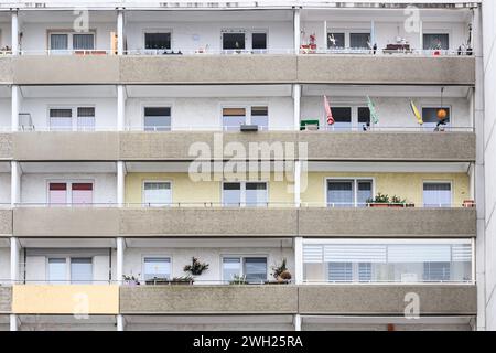 Hoyerswerda, Deutschland. Februar 2024. Blick auf das DDR-Fertiggebäude in der Neustadt der Stadt im Stadtteil Bautzen. Robert Michael/dpa/Alamy Live News Stockfoto