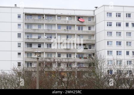 Hoyerswerda, Deutschland. Februar 2024. Blick auf das DDR-Fertiggebäude in der Neustadt der Stadt im Stadtteil Bautzen. Robert Michael/dpa/Alamy Live News Stockfoto