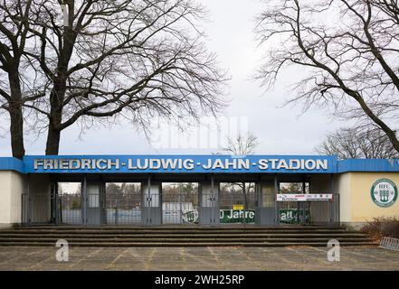 Hoyerswerda, Deutschland. Februar 2024. Blick auf den Eingang zum Friedrich-Ludwig-Jahn-Stadion, Austragungsort des Fußballvereins Hoyerswerda (HFC), in der Stadt im Stadtteil Bautzen. Robert Michael/dpa/Alamy Live News Stockfoto