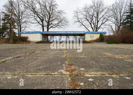 Hoyerswerda, Deutschland. Februar 2024. Blick auf den Eingang zum Friedrich-Ludwig-Jahn-Stadion, Austragungsort des Fußballvereins Hoyerswerda (HFC), in der Stadt im Stadtteil Bautzen. Robert Michael/dpa/Alamy Live News Stockfoto