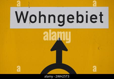 Hoyerswerda, Deutschland. Februar 2024. Ein Schild mit einem Pfeil und der Aufschrift „Wohngebiet“ steht in der Neustadt der Stadt im Stadtteil Bautzen. Robert Michael/dpa/Alamy Live News Stockfoto