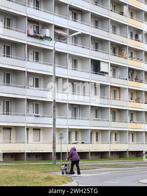 Hoyerswerda, Deutschland. Februar 2024. Blick auf das DDR-Fertiggebäude in der Neustadt der Stadt im Stadtteil Bautzen. Robert Michael/dpa/Alamy Live News Stockfoto