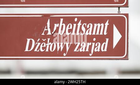 Hoyerswerda, Deutschland. Februar 2024. Ein Schild auf Deutsch und Sorbisch lautet „Arbeitsamt“ in der neuen Stadt im Landkreis Bautzen. Robert Michael/dpa/Alamy Live News Stockfoto