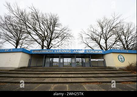 Hoyerswerda, Deutschland. Februar 2024. Blick auf den Eingang zum Friedrich-Ludwig-Jahn-Stadion, Austragungsort des Fußballvereins Hoyerswerda (HFC), in der Stadt im Stadtteil Bautzen. Robert Michael/dpa/Alamy Live News Stockfoto