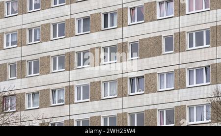 Hoyerswerda, Deutschland. Februar 2024. Blick auf das DDR-Fertiggebäude in der Neustadt der Stadt im Stadtteil Bautzen. Robert Michael/dpa/Alamy Live News Stockfoto