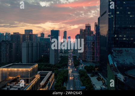 Ein Blick aus der Vogelperspektive auf atemberaubende Wolkenkratzer im zentralen Stadtgebiet von Wuhan, China. Stockfoto