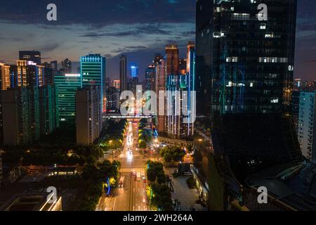 Ein Blick aus der Vogelperspektive auf atemberaubende Wolkenkratzer im zentralen Stadtgebiet von Wuhan, China. Stockfoto