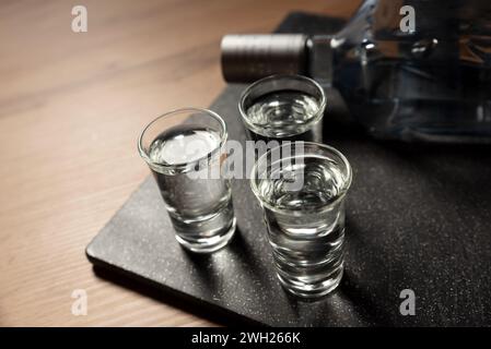 Brille mit Wodka auf dem Tisch. Alkohol-Nahaufnahme Stockfoto