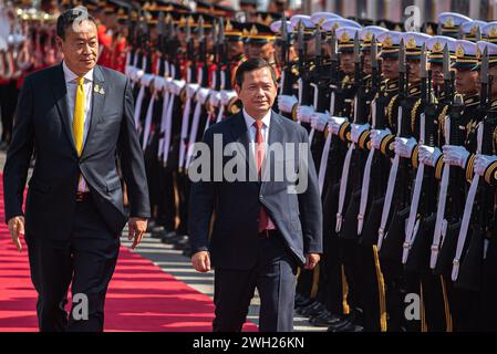 Bangkok, Thailand. Februar 2024. Kambodschas Premierminister Hun Manet (R) und Thailands Premierminister Srettha Thavisin (L) inspizieren die Ehrenwache während einer Begrüßungszeremonie im Regierungsgebäude. Kambodschas Premierminister Hun Manet besucht Thailand offiziell, um die Beziehungen zwischen den beiden Nationen zu stärken. Quelle: SOPA Images Limited/Alamy Live News Stockfoto