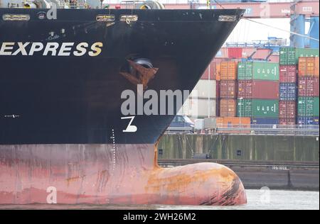 Hamburg, Deutschland. Februar 2024. Ein Containerschiff von Hapag-Lloyd verlässt Container Terminal Altenwerder (CTA). Quelle: Marcus Brandt/dpa/Alamy Live News Stockfoto