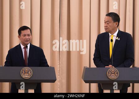 Bangkok, Thailand. Februar 2024. Kambodschas Premierminister Hun Manet (L) und Thailands Premierministerin Srettha Thavisin (R) sprechen während einer Pressekonferenz im Regierungshaus vor den Medien. Kambodschas Premierminister Hun Manet besucht Thailand offiziell, um die Beziehungen zwischen den beiden Nationen zu stärken. Quelle: SOPA Images Limited/Alamy Live News Stockfoto