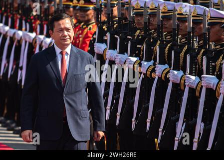 Bangkok, Thailand. Februar 2024. Kambodschas Premierminister Hun Manet inspiziert die Ehrengarde während einer Begrüßungszeremonie im Regierungsgebäude. Kambodschas Premierminister Hun Manet besucht Thailand offiziell, um die Beziehungen zwischen den beiden Nationen zu stärken. (Foto: Peerapon Boonyakiat/SOPA Images/SIPA USA) Credit: SIPA USA/Alamy Live News Stockfoto