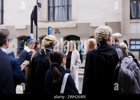 Old Bailey, London, Großbritannien. Februar 2024. Feuer in der Nähe des Old Bailey. Anwälte außerhalb des Old Bailey. Quelle: Matthew Chattle/Alamy Live News Stockfoto