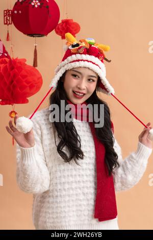 Neujahrsgrüße an eine glückliche junge asiatische Frau Stockfoto