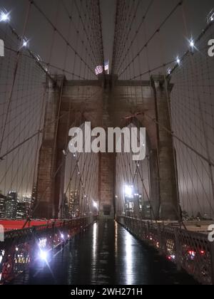Brooklyn Bridge und Wolkenkratzer New York City USA bei Nacht Stockfoto