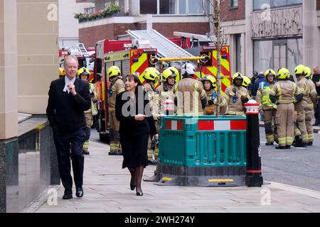 Old Bailey, London, Großbritannien. Februar 2024. Anwälte beobachten, wie Feuerwehrleute in einer elektrischen Umspannstation in der Warwick Lane in der Nähe des Old Bailey. Stockfoto