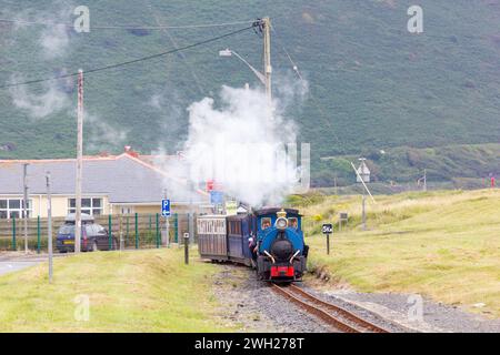 Die Fairbourne Railway zwischen Fairbourne und Penrhyn Point Stockfoto