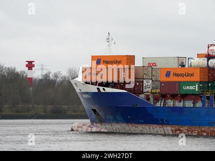 Hamburg, Deutschland. Februar 2024. Das Feeder-Schiff „Nordica“ fährt zum Container Terminal Altenwerder (CTA). Quelle: Marcus Brandt/dpa/Alamy Live News Stockfoto