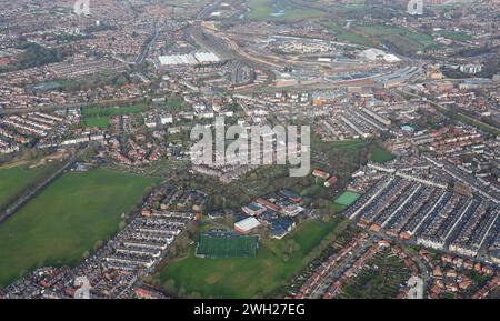 Aus der Vogelperspektive auf das Stadtzentrum von York im Westen, einschließlich Little Knavesmere und Millthorpe Secondary School im Vordergrund und dem Bahnhof weiter hinten Stockfoto