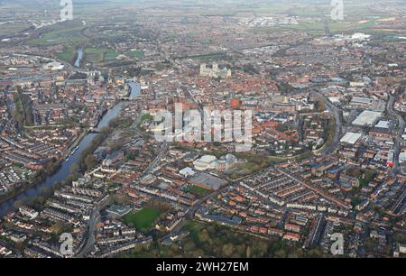 2024 Luftaufnahme des Stadtzentrums von York aus dem Süden mit Blick auf den Norden mit dem York Barbican Theater und dem York Minster im Vorfeld und Hintergrund Stockfoto