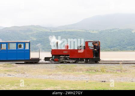 Die Fairbourne Railway zwischen Fairbourne und Penrhyn Point Stockfoto