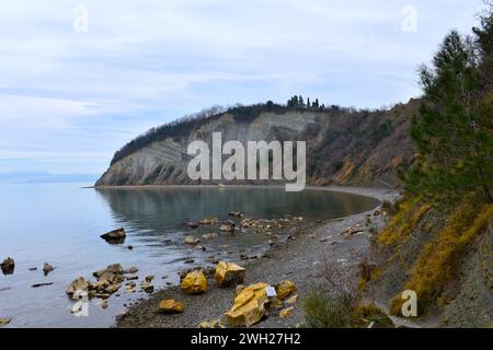 Strand an der Adriaküste und Klippe der Mondbucht in Primorska, Slowenien Stockfoto