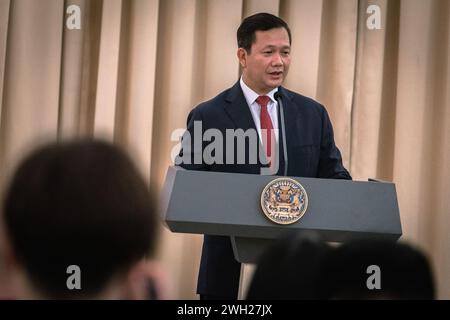 Bangkok, Bangkok, Thailand. Februar 2024. 7. Februar 2024, Bangkok, Kambodschas Premierminister Hun Manet spricht während einer Pressekonferenz im Regierungsgebäude vor den Medien. Kambodschas Premierminister Hun Manet besucht Thailand offiziell, um die Beziehungen zwischen den beiden Nationen zu stärken. (Kreditbild: © Wissarut Weerasopon/ZUMA Press Wire) NUR REDAKTIONELLE VERWENDUNG! Nicht für kommerzielle ZWECKE! Stockfoto