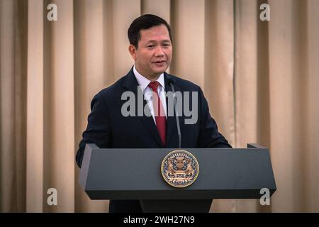 Bangkok, Bangkok, Thailand. Februar 2024. 7. Februar 2024, Bangkok, Kambodschas Premierminister Hun Manet spricht während einer Pressekonferenz im Regierungsgebäude vor den Medien. Kambodschas Premierminister Hun Manet besucht Thailand offiziell, um die Beziehungen zwischen den beiden Nationen zu stärken. (Kreditbild: © Wissarut Weerasopon/ZUMA Press Wire) NUR REDAKTIONELLE VERWENDUNG! Nicht für kommerzielle ZWECKE! Stockfoto