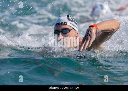 Doha, Katar. Februar 2024. Schwimmen: Weltmeisterschaften, Freiwasser 5km, Männer: Florian Wellbrock aus Deutschland in Aktion. Nach seinem erfolglosen Start bei den Weltmeisterschaften erleidet Wellbrock auch eine Niederlage im offenen Wasser über die kurze Distanz. Er ist Neunter. Quelle: Jo Kleindl/dpa/Alamy Live News Stockfoto