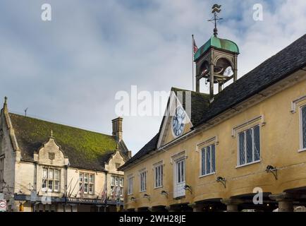 Denkmalgeschütztes Markthaus und Sooty Fox Hotel im Zentrum von Tetbury, Gloucestershire, Großbritannien Stockfoto