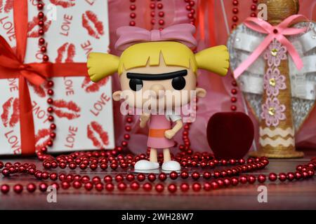 Funko Pop Actionfigur von Helga Pataki aus Nickelodeon animierte die tv-Serie Hey Arnold. Valentinstag, handgemachter Engel, Geschenkbox, rote Bänder. Stockfoto