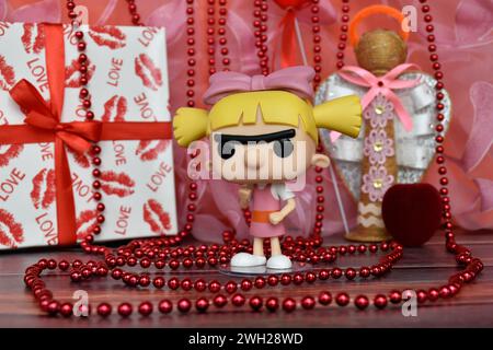 Funko Pop Actionfigur von Helga Pataki aus Nickelodeon animierte die tv-Serie Hey Arnold. Valentinstag, handgemachter Engel, Geschenkbox, rote Bänder. Stockfoto