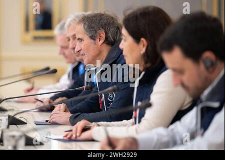 Kiew, Ukraine. Februar 2024. Das Foto zeigt, wie sich der Generaldirektor der IAEO, Rafael Mariano Grossi, und sein Team am 6. Februar 2024 mit dem ukrainischen Präsidenten und anderen hochrangigen Beamten in Kiew, Ukraine, treffen, um seinen Besuch im Kernkraftwerk Zaporizhzya vorzubereiten. Foto von IAEA via ABACAPRESS.COM Credit: Abaca Press/Alamy Live News Stockfoto